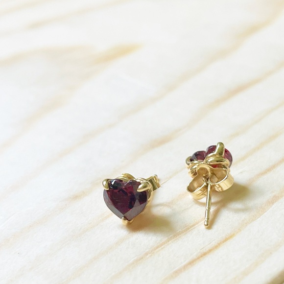 David Yurman Chatelaine Garnet Heart Stud Earrings
18K Yellow Gold - Picture 14 of 16